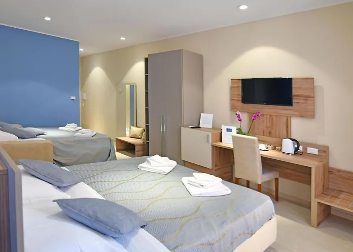 לינה וארוחת בוקר Astro Blu 4*